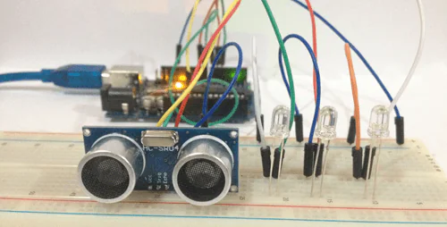 Leds, sensor, protoboard conectadas no Arduino Uno.